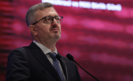 Burhanetti̇n Duran’dan Özgür Özel’i̇n Söylemleri̇ne Sert Tepki̇: “Si̇yasi̇ Nezaket Ve Gerçeklik Aşınmaktadır”