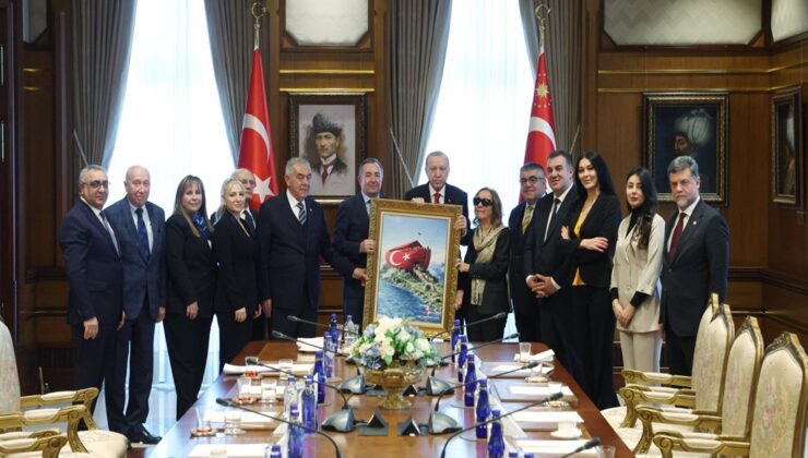 Cumhurbaşkanı Erdoğan, Türk Demokrasi Vakfı Heyetini Kabul Etti