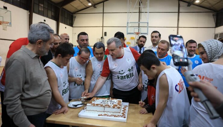 Bakan Bak, Down Sendromlu Özel Sporcularla Sahaya Çıktı: “Onların Mutluluğu Bizim İçin Değerli”