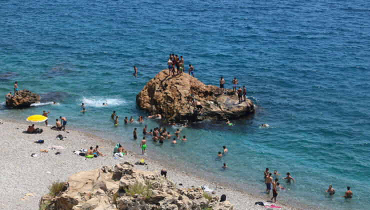 Antalya’da Sıcak Hava Sahillere Akın Ettirdi: Hissedilen Sıcaklık 40 Dereceyi Aştı
